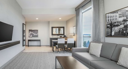 Embassy Suites by Hilton Syracuse Destiny USA Room Type - 2 QN BEDS 2RM CORNER SUITE