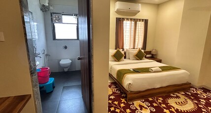 Hotel Almond Room Type - Premium Room