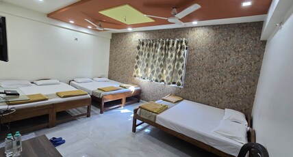 HOTEL HILLTOP SAPUTARA Room Type - FAMILY AC ROOM (6 Beded)