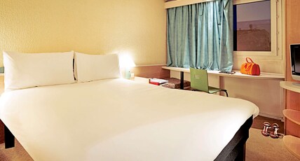 IBIS BAAR ZUG Room Type - Room with 1 double bed 63x79 inches and 1 single bed 35x79 inches, new sleep easy design