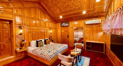 Kashmir Mahal Resorts by Stay Pattern - Dal Lake Room Type - Super Premier Room