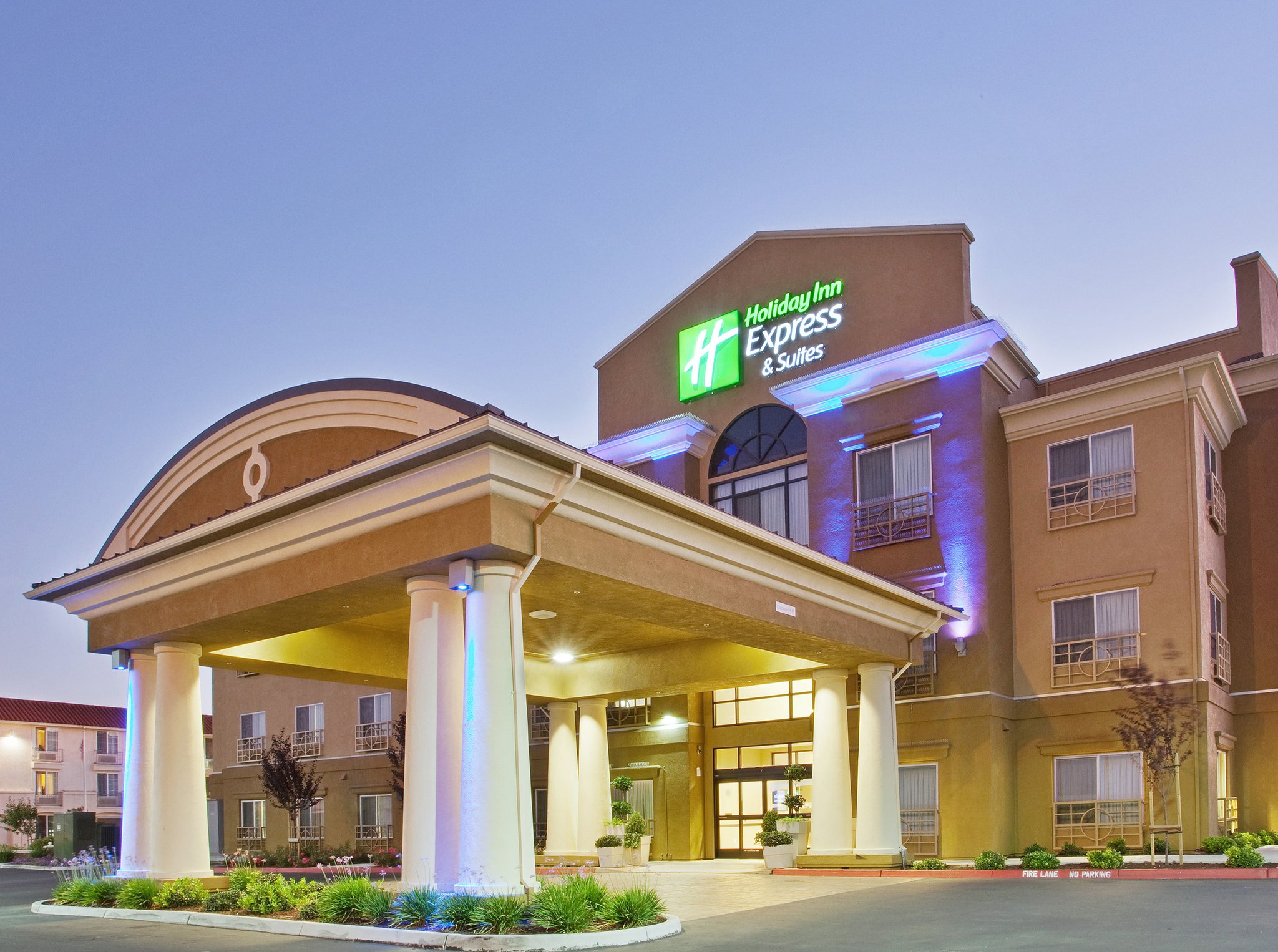 Holiday Inn Express & Suites SALINAS - Tap to explore photos