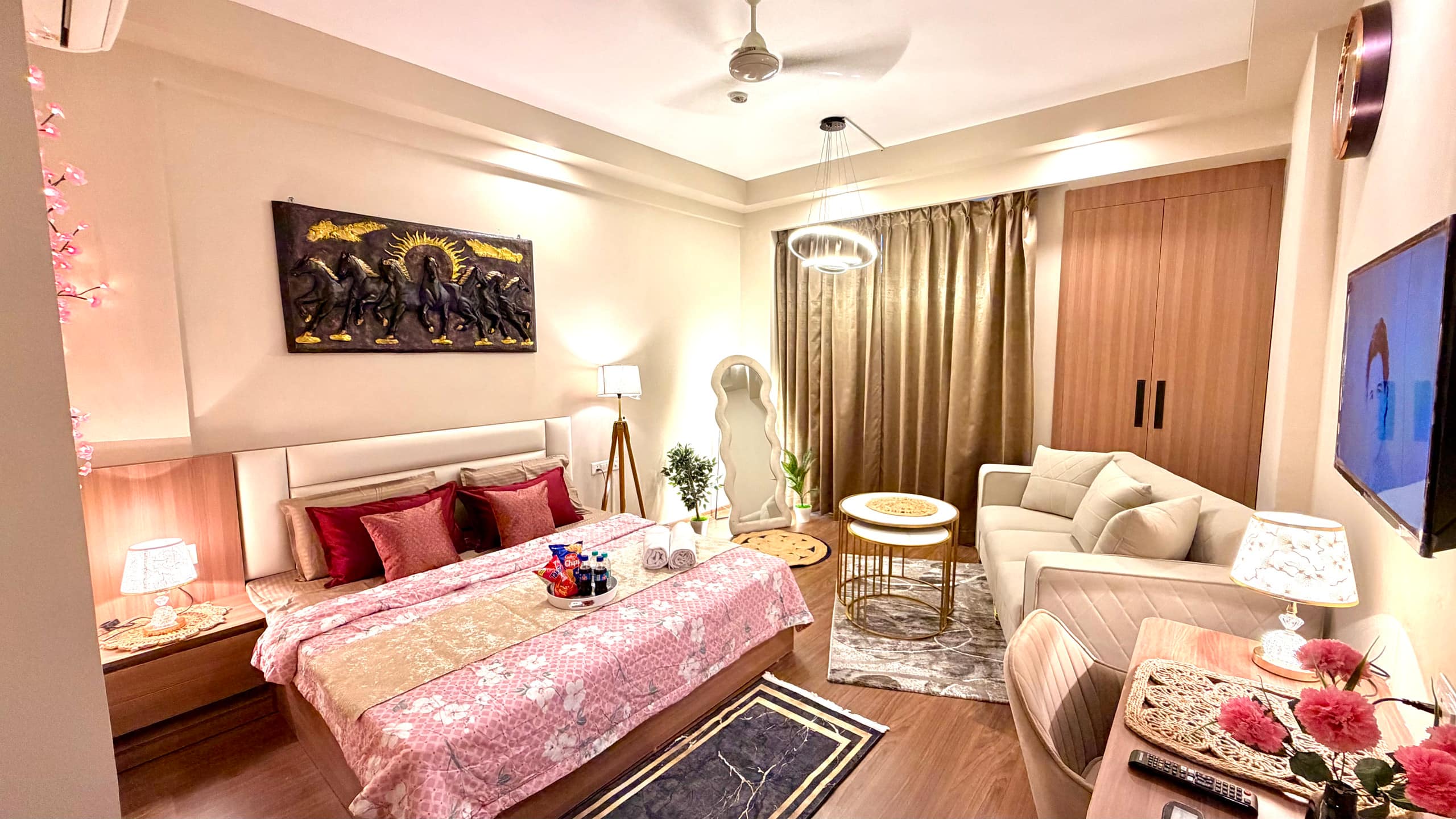 R R Eleanor Suites Cozy Studio Retreat - Tap to explore photos
