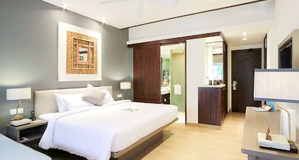 Novotel Bali Benoa Room Type - DELUXE POOL ACCESS WITH 1 KING BED LOCATED IN THE GARDEN WING Novotel Bali Benoa Room Type - DELUXE POOL ACCESS WITH 1 KING BED LOCATED IN THE GARDEN WING