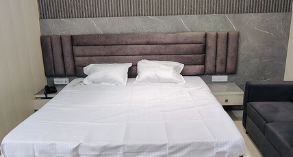 HOTEL BRIDGE Room Type - Deluxe Room with City View King Bed