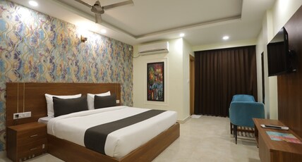 JPS Palm Inn Room Type - Deluxe room with balcony