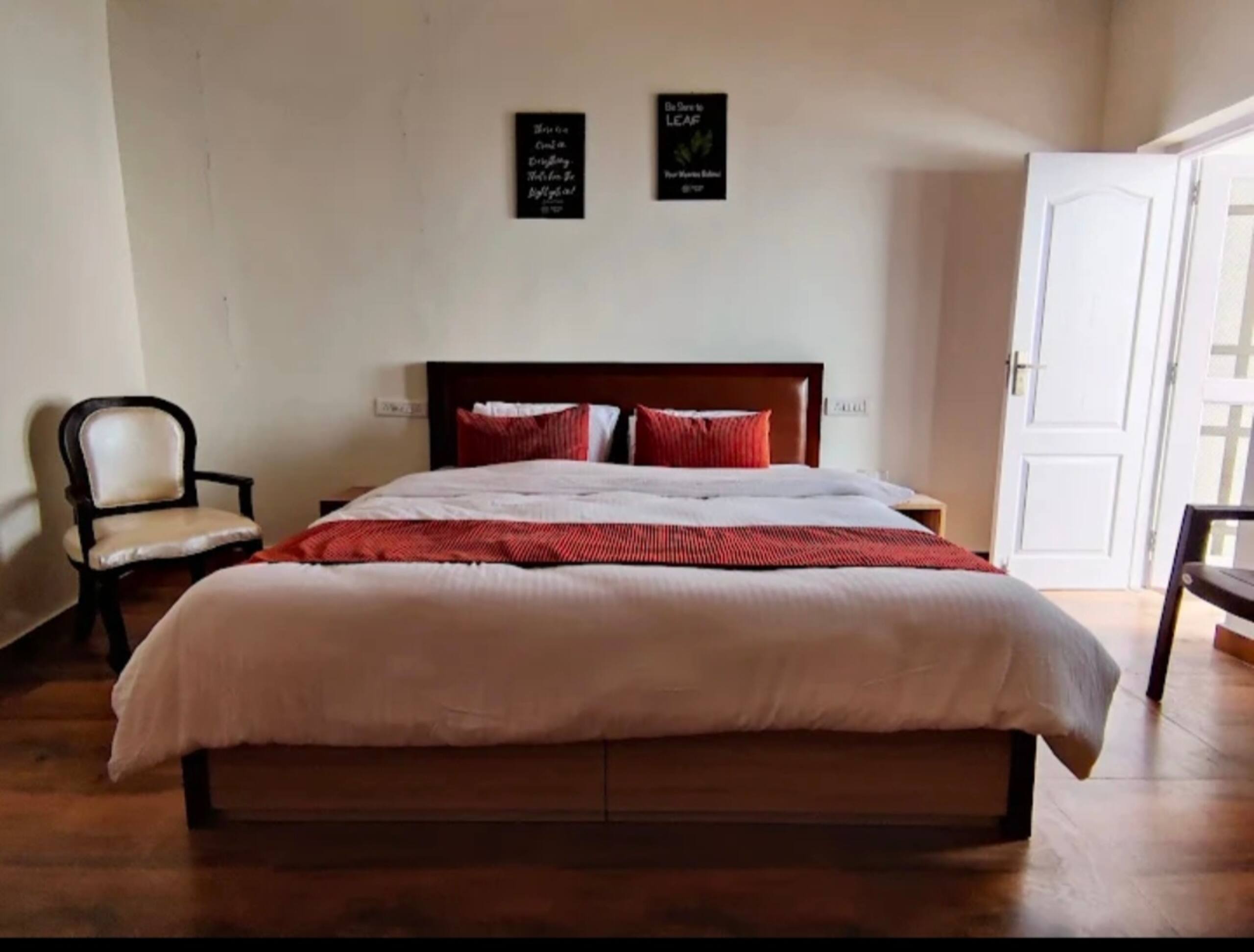 Mountain Heaven 2 BHK flat 1km from Mall Road - Tap to explore photos