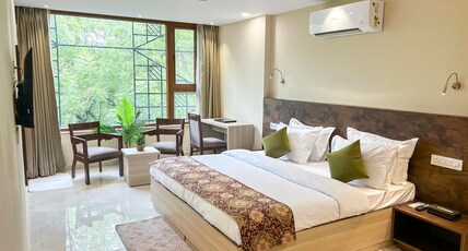 Iris Suites Kalkaji Room Type - Business Class Room with Work Desk