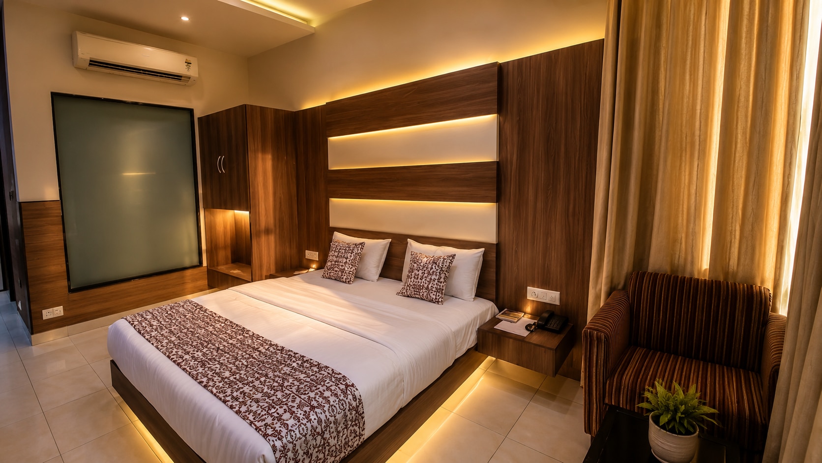 Hotel Sobti Plaza - Tap to explore photos