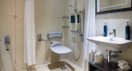 DoubleTree by Hilton Edinburgh City Centre Room Type - KING ACCESSIBLE DELUXE RM