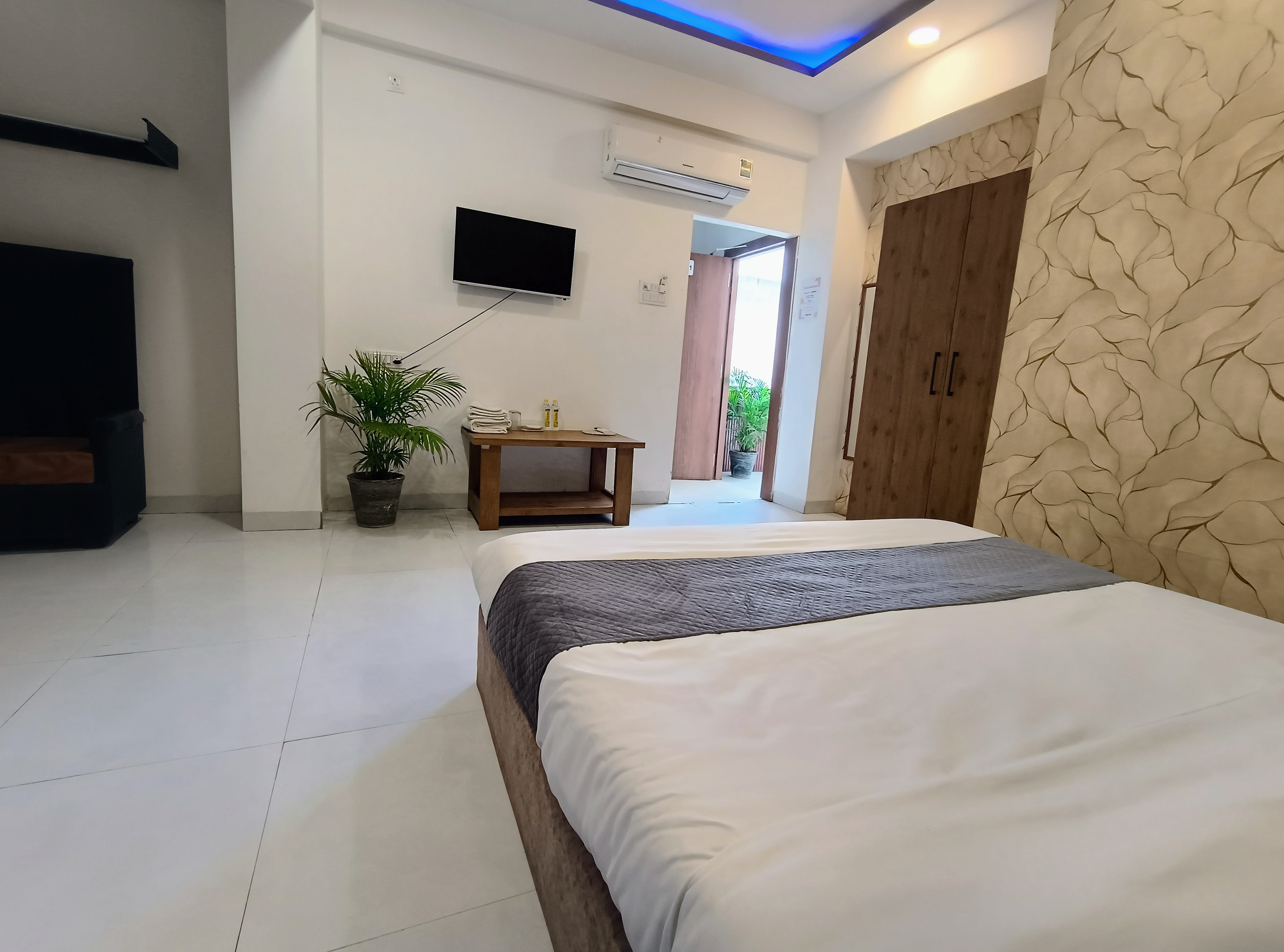 Hotel Gauransh - Tap to explore photos