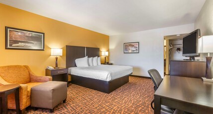 Best Western Arizonian Inn Room Type - 1 King Bed, Non-Smoking, Couch, Microwave And Mini-Refrigerator, Full Breakfast