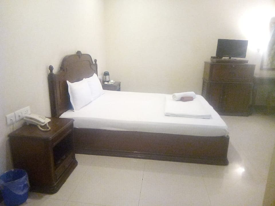 The Oasis Hotel - Tap to explore photos