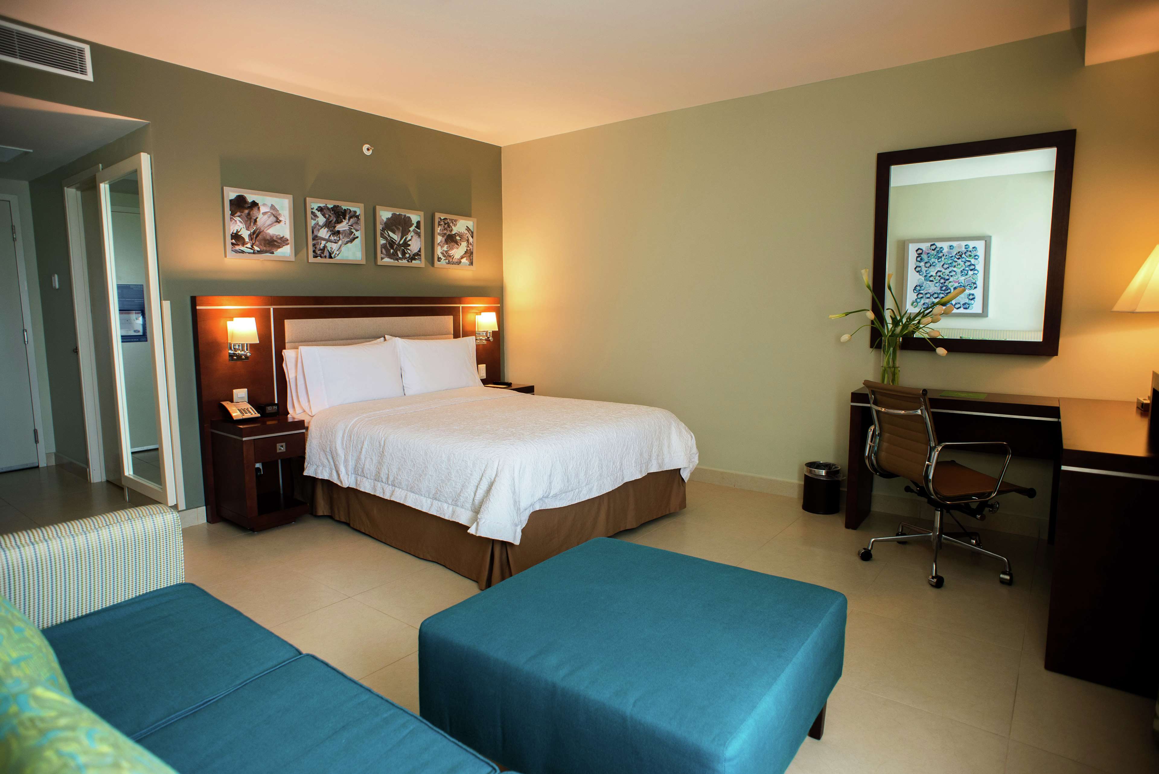 Hampton Inn by Hilton Merida - Tap to explore photos