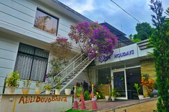 SN Holiday Home | 200 meter from Munnar Glass Bridge