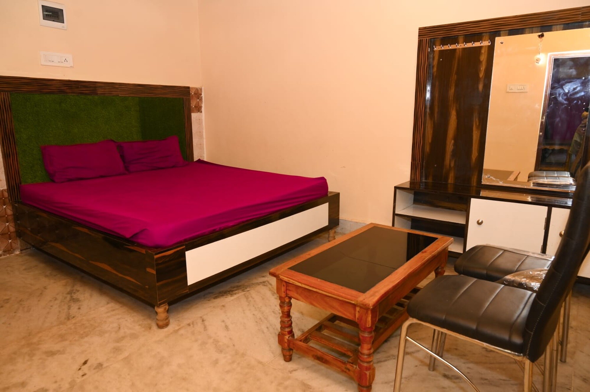 Hotel Green - Tap to explore photos