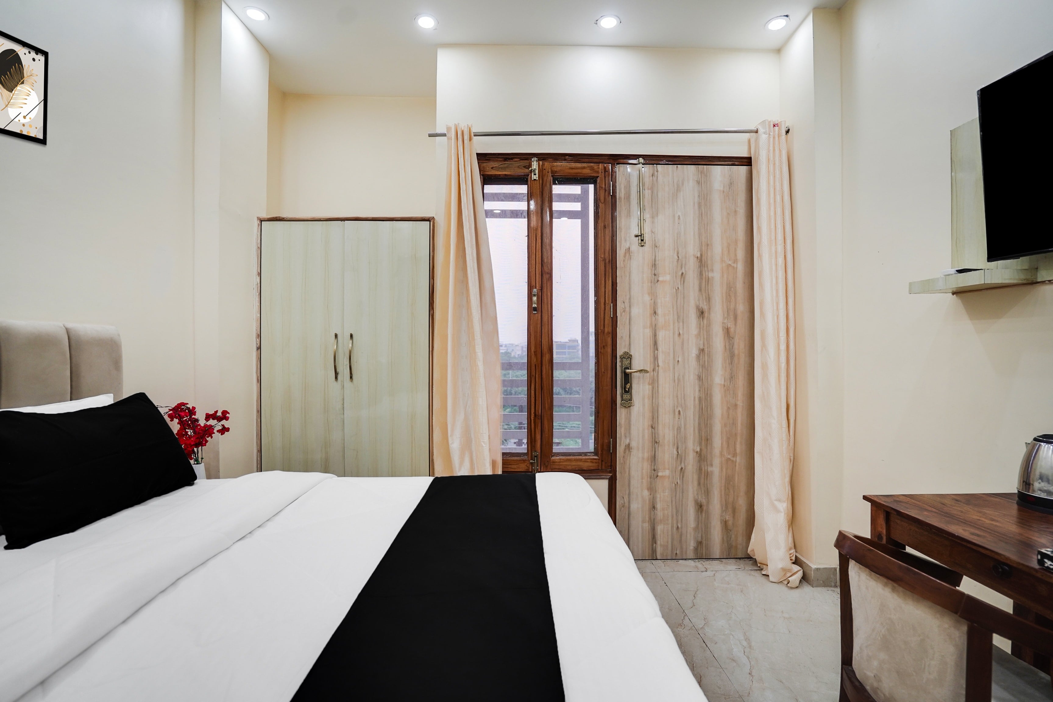 Super Townhouse Sector 63 A Noida - Tap to explore photos