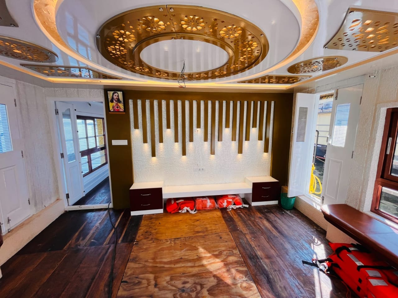 Anna Cruise Houseboats - Tap to explore photos