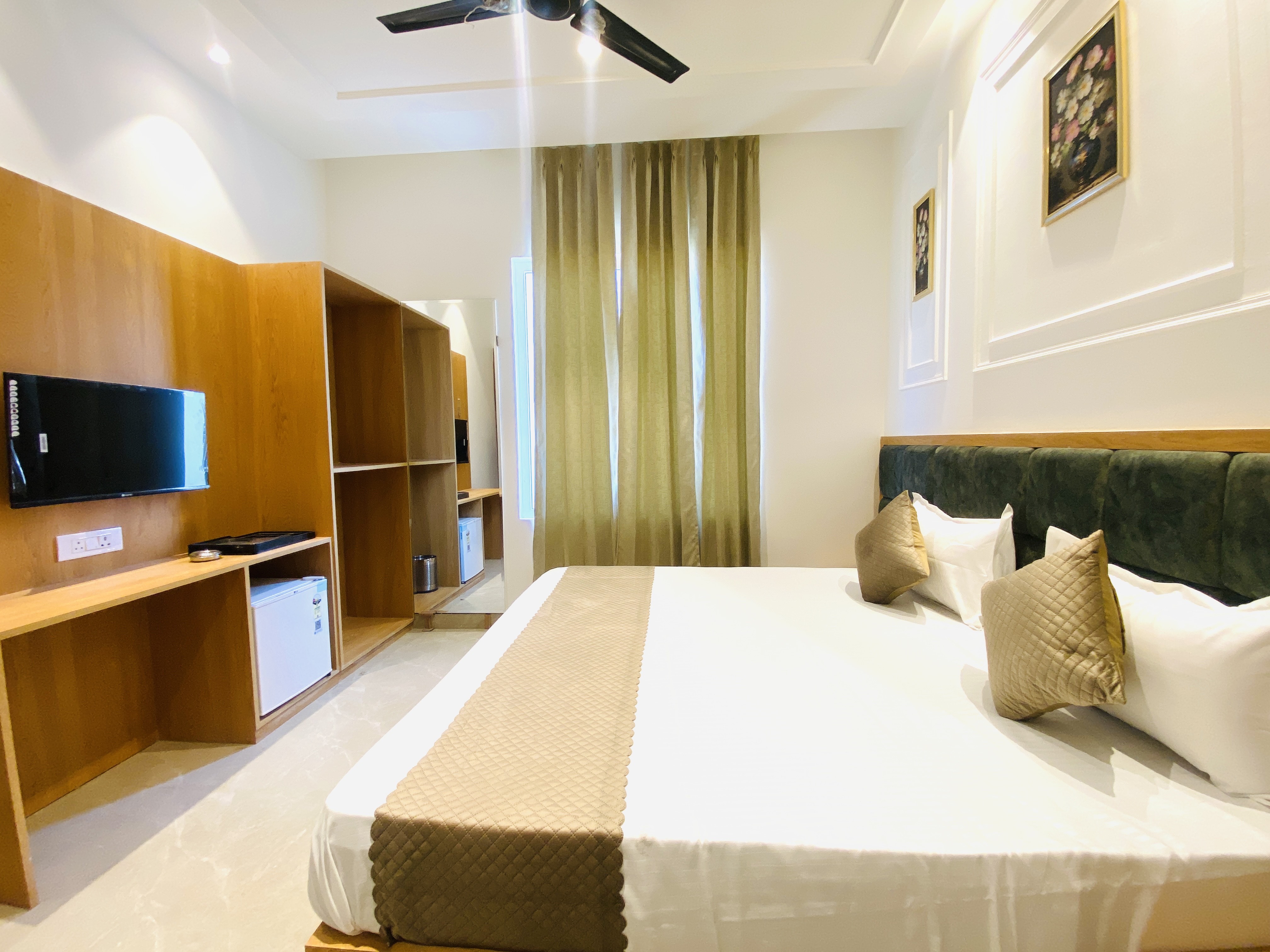 Hotel MJ MARRIOTS - 3 Mins From Golden Temple - Tap to explore photos