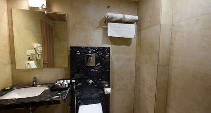 Hotel JW Cruise Room Type - SUPERIOR ROOM WITH LAKE VIEW (NON-SMOKING)