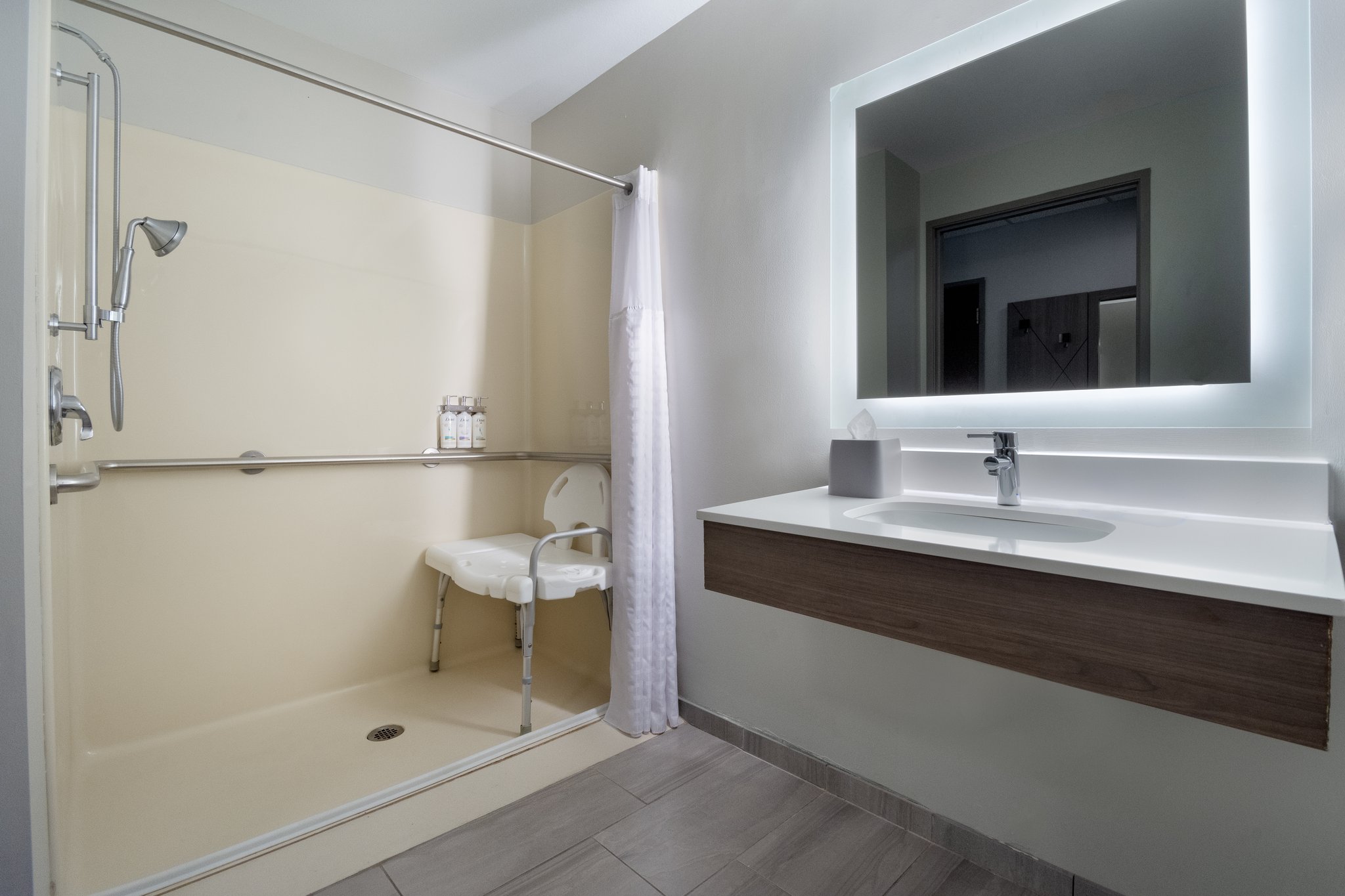 Holiday Inn Express & Suites SAGINAW - Tap to explore photos