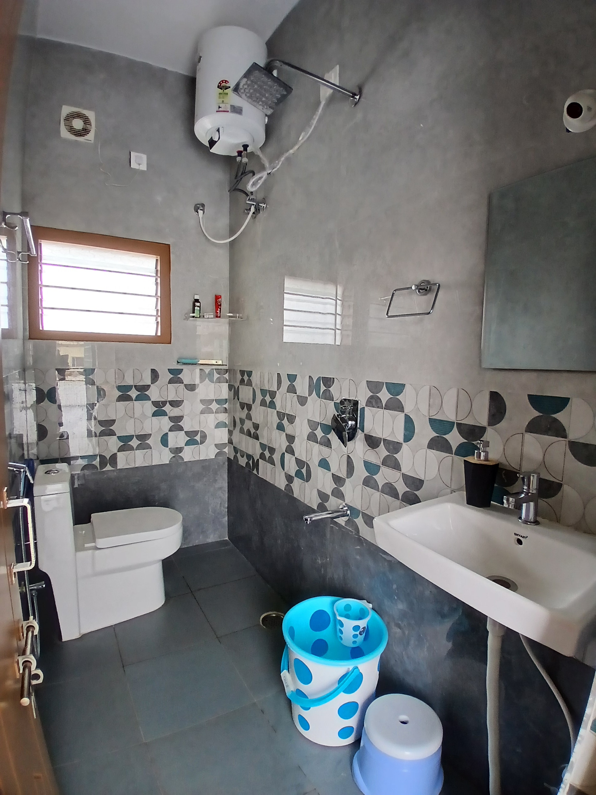 Studio with Private Terrace Near Airport - Tap to explore photos