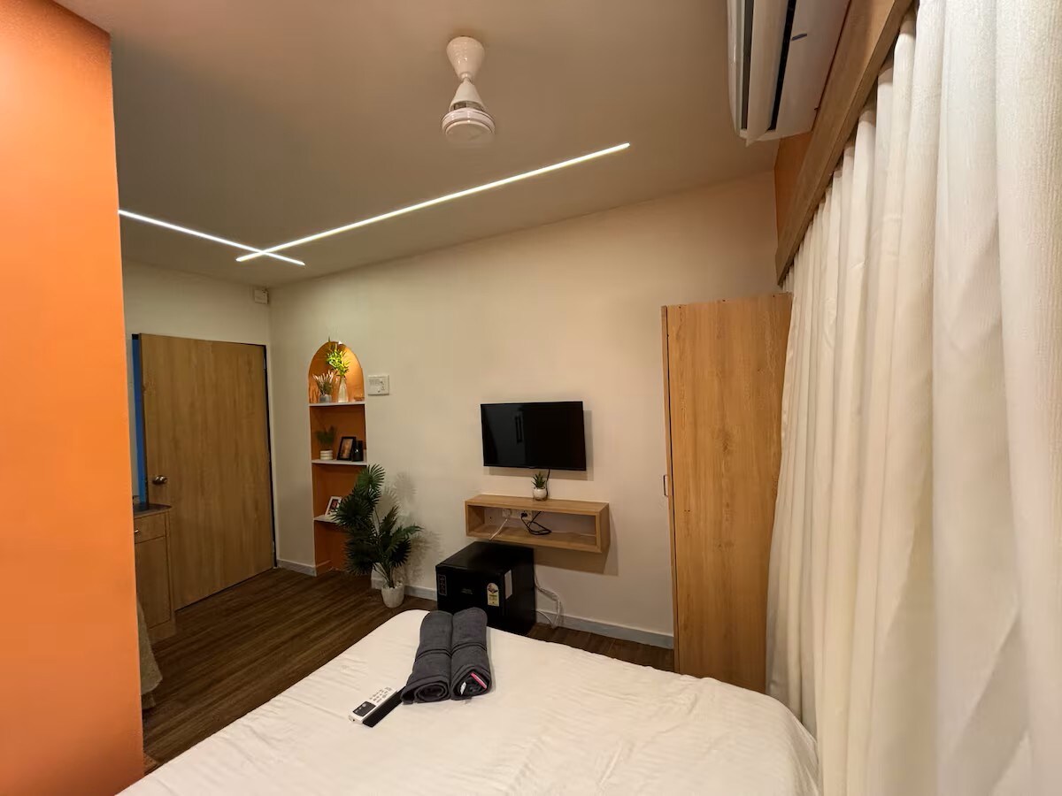 Stylish Luxe Studio Apt Step away from Carter Road - Tap to explore photos