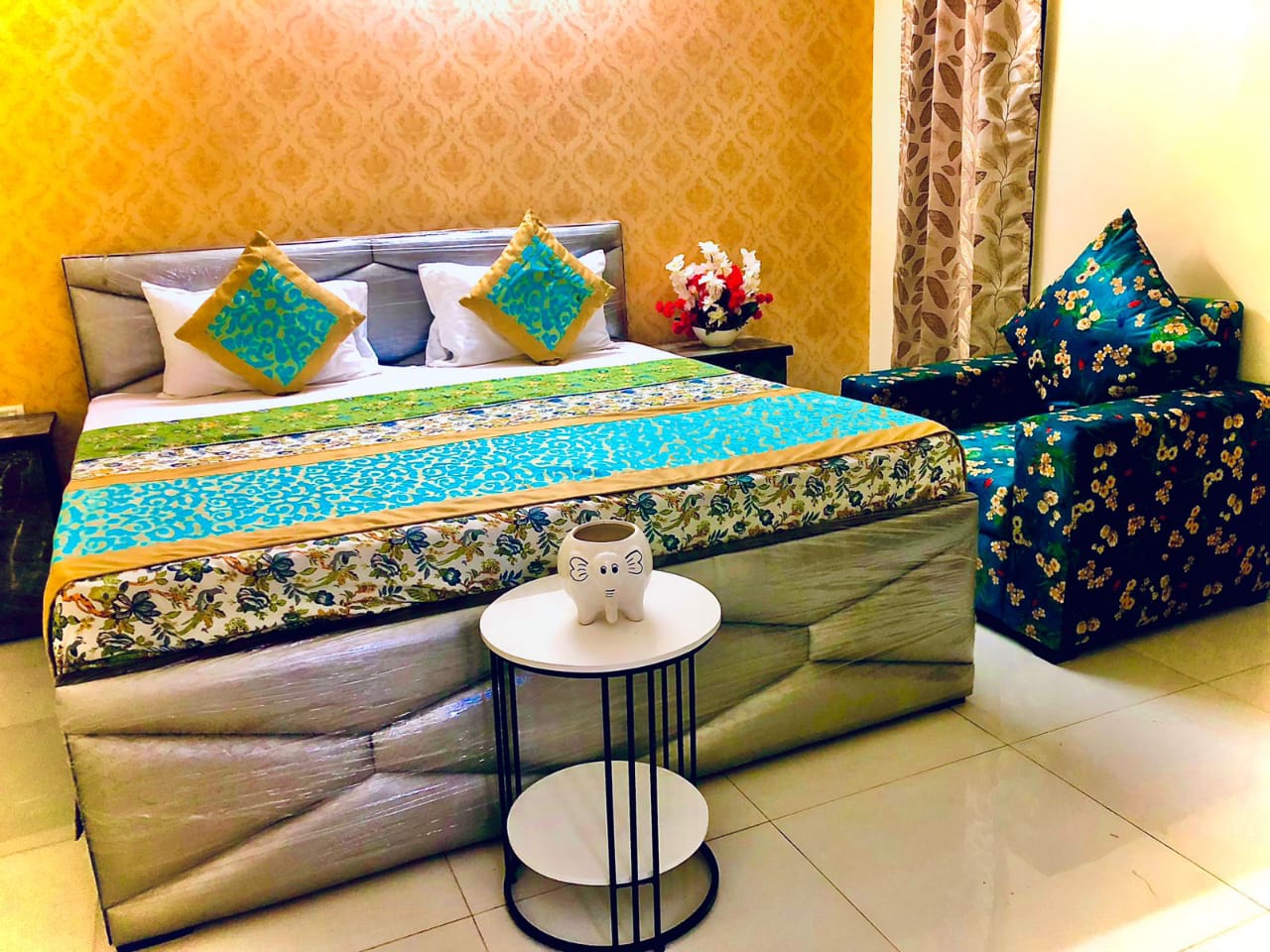 Short Stay Service Apartment in Vasant Kunj - Tap to explore photos