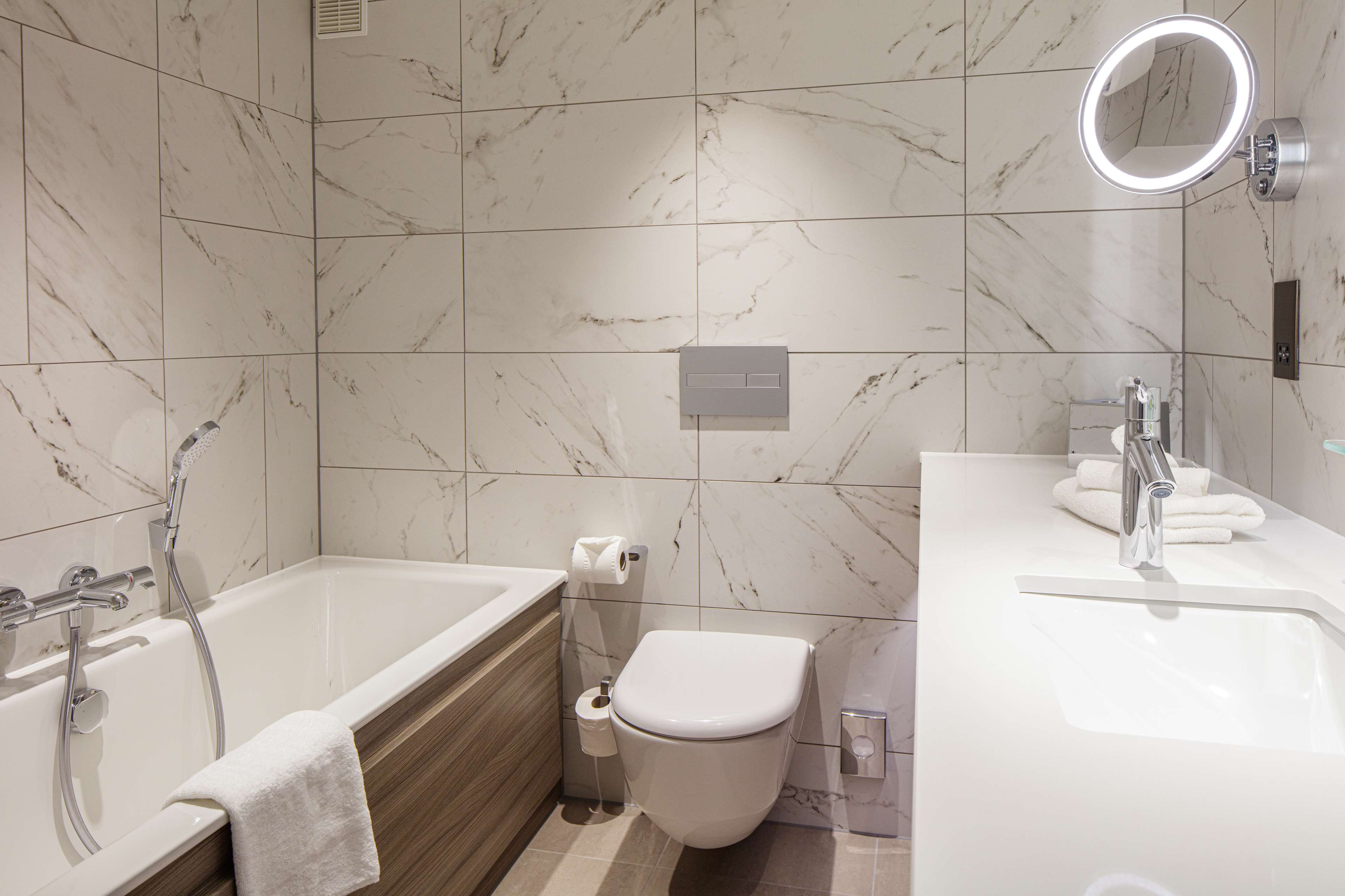 Doubletree by Hilton Bath - Tap to explore photos
