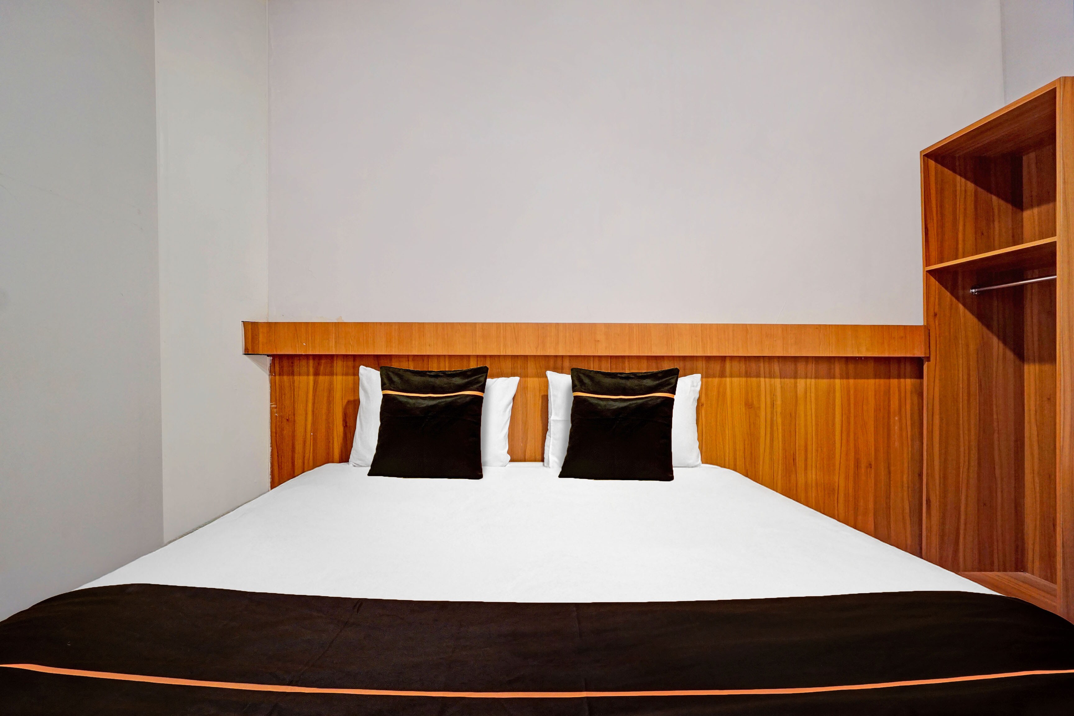 Collection O Bwalk Hotel Malang - Tap to explore photos