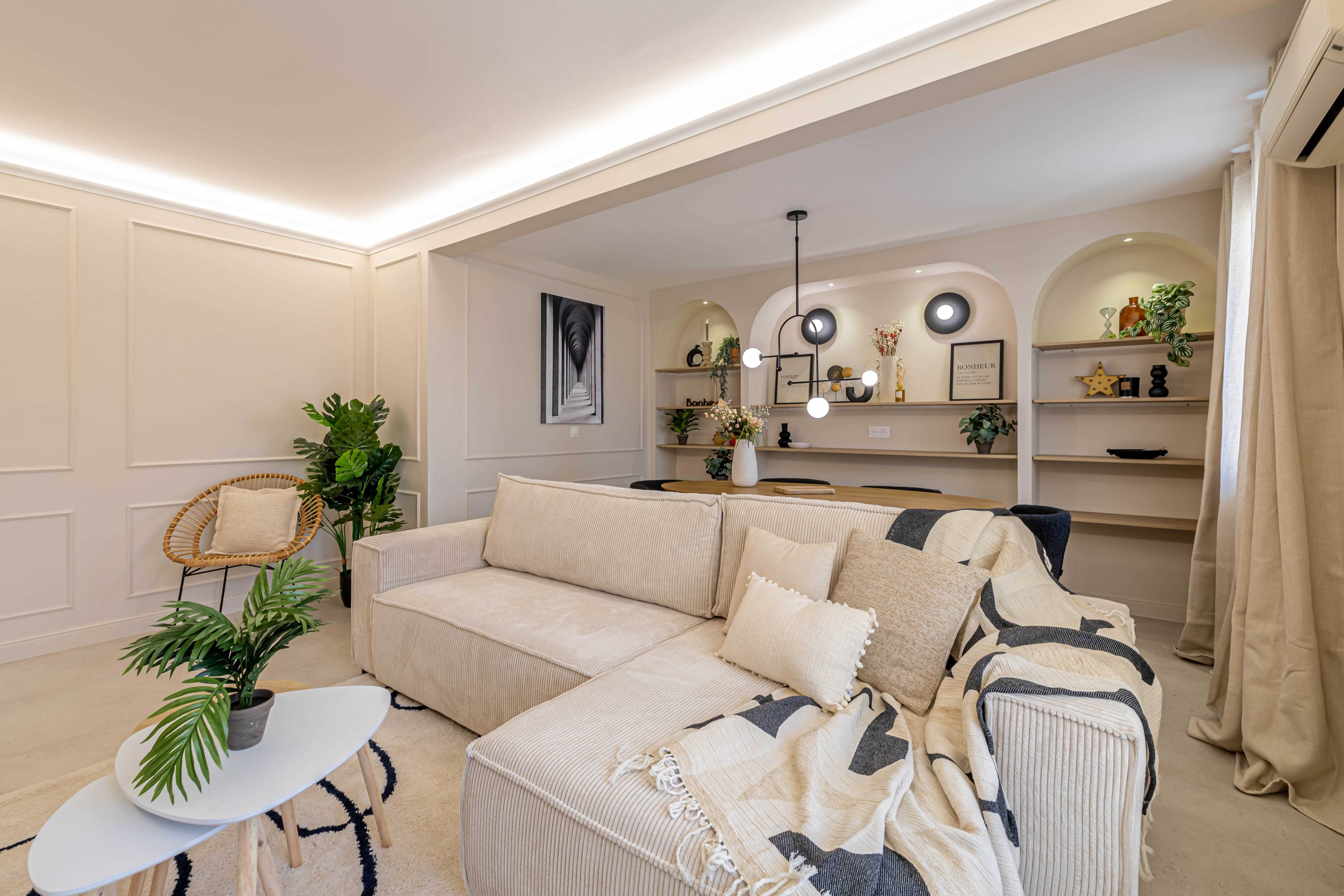 Beautiful Haussmannian apartment - South Balcony - Tap to explore photos