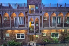 Rajwari Room in Courtyard with free  parking