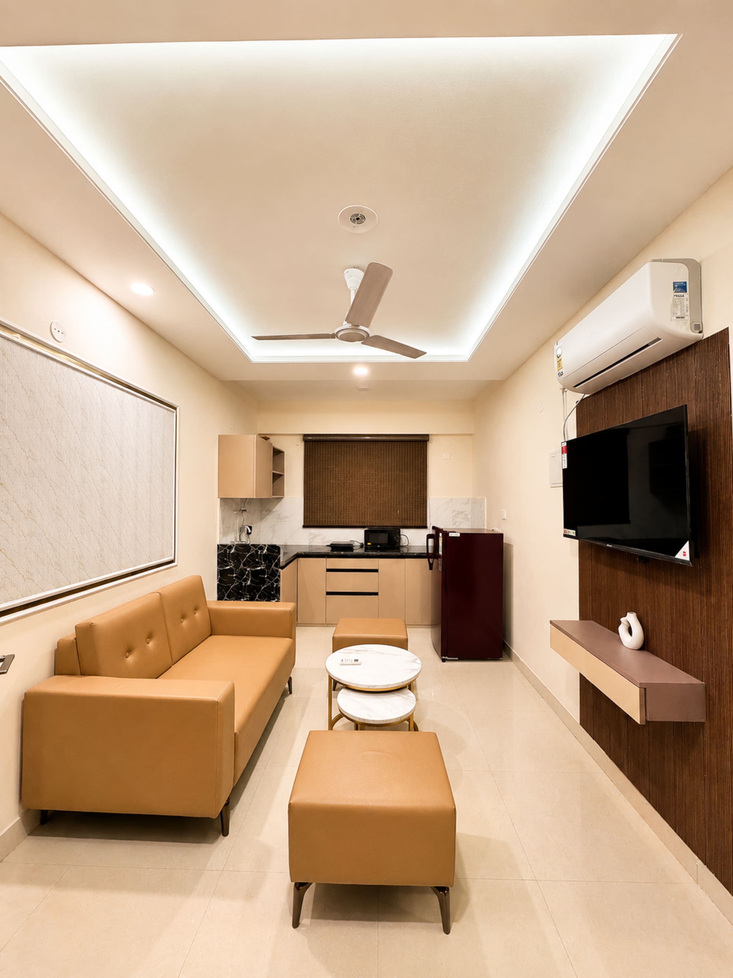 Luxury 1BHK with Balcony near Railway Station - Tap to explore photos