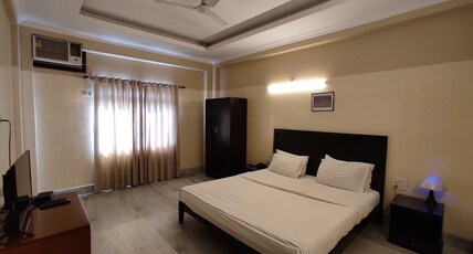 Hotel Cedar Room Type - DELUXE KING AC