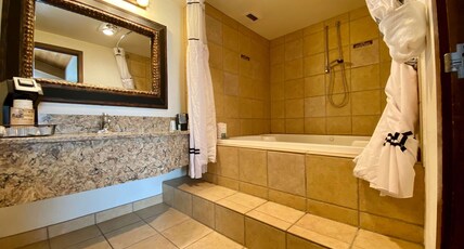 Best Western Sheridan Center Room Type - 1 King Bed, Non-Smoking, Oversized Room, Jetted Tub, High Speed Internet Access, Refrigerator, Coffe