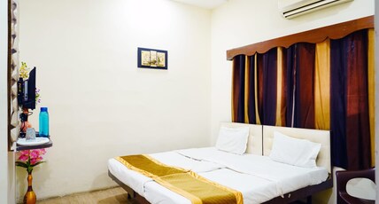 Hotel Rampriya Room Type - Deluxe (AC Double Bed)