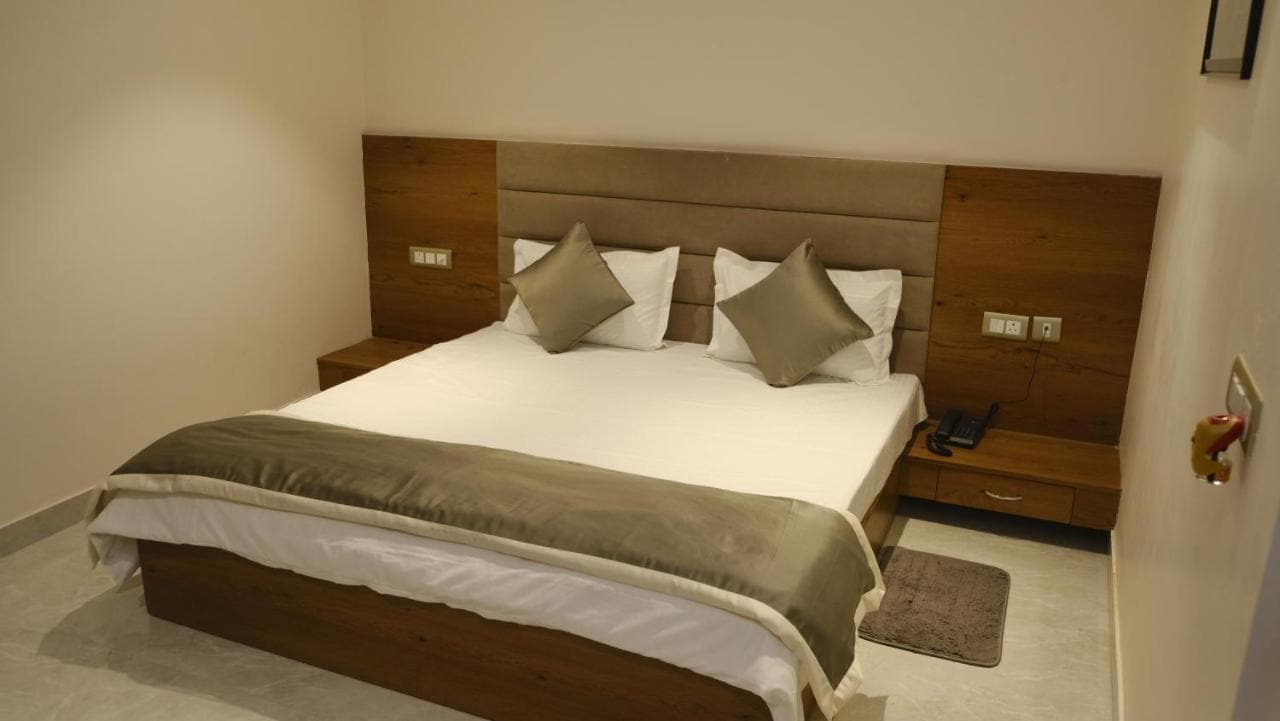 HOTEL INDRAPRASTHA INN - Tap to explore photos