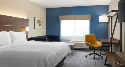 Holiday Inn Express & Suites TRINITY Room Type - 1 King Bed Standard Mobil Access Roll Sh