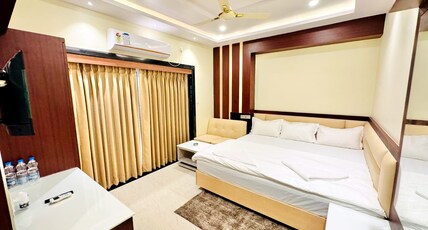 HOTEL ROYAL BENGAL Room Type - Family Room with Balcony