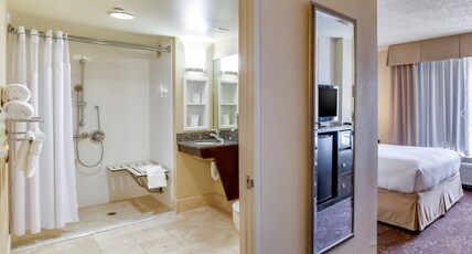 Holiday Inn Indianapolis North-Carmel Room Type - 1 Queen Standard Mobil Access Roll Shwr