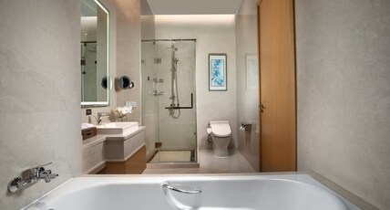 Holiday Inn JIASHAN Room Type - 1 King Bed Standard Top Floor