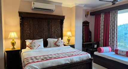 Chandralok's Villa Room Type - Lake Facing Maharaja Suite
