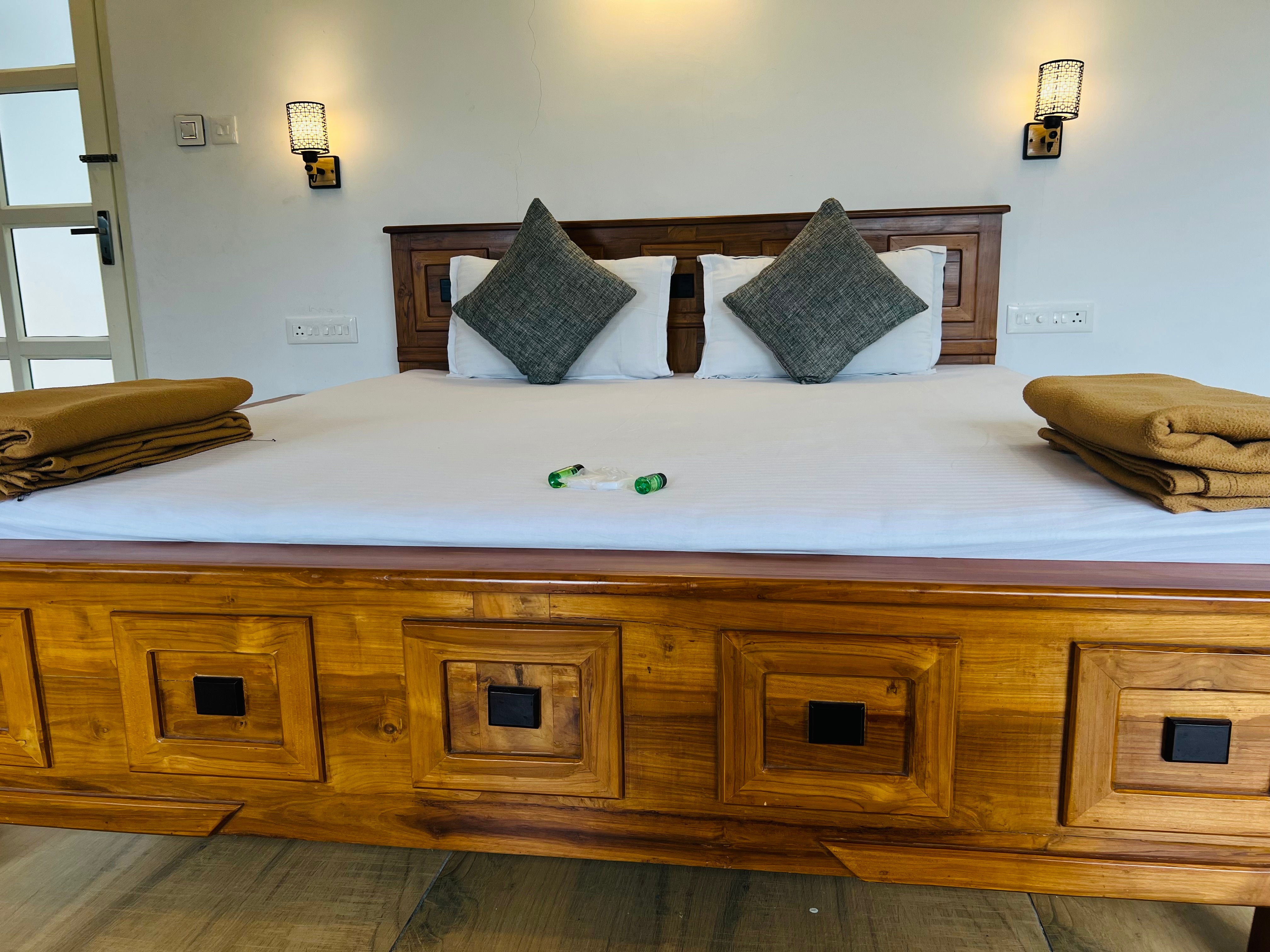 Aida Villa Luxury Stay - Tap to explore photos