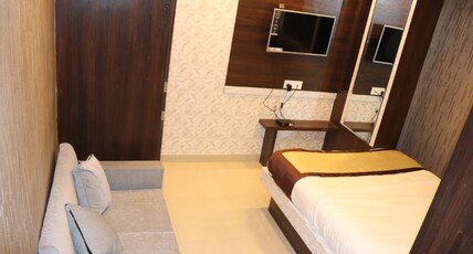 Hotel Angina Room Type - Executive Room AC with Sofa