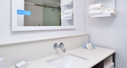 Hampton Inn by Hilton Cedar Falls Downtown Room Type - 1 KING SFBD MIC FRG NS