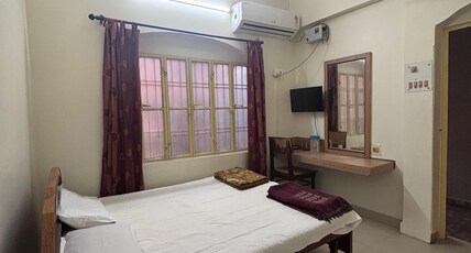 SRI VENKATESWAR LODGE, VARANASI Room Type - Deluxe Double Room