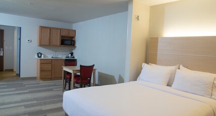 Holiday Inn Express Rochester Hills Room Type - 1 King Bed Suite Sofa Bed Walkin Shower