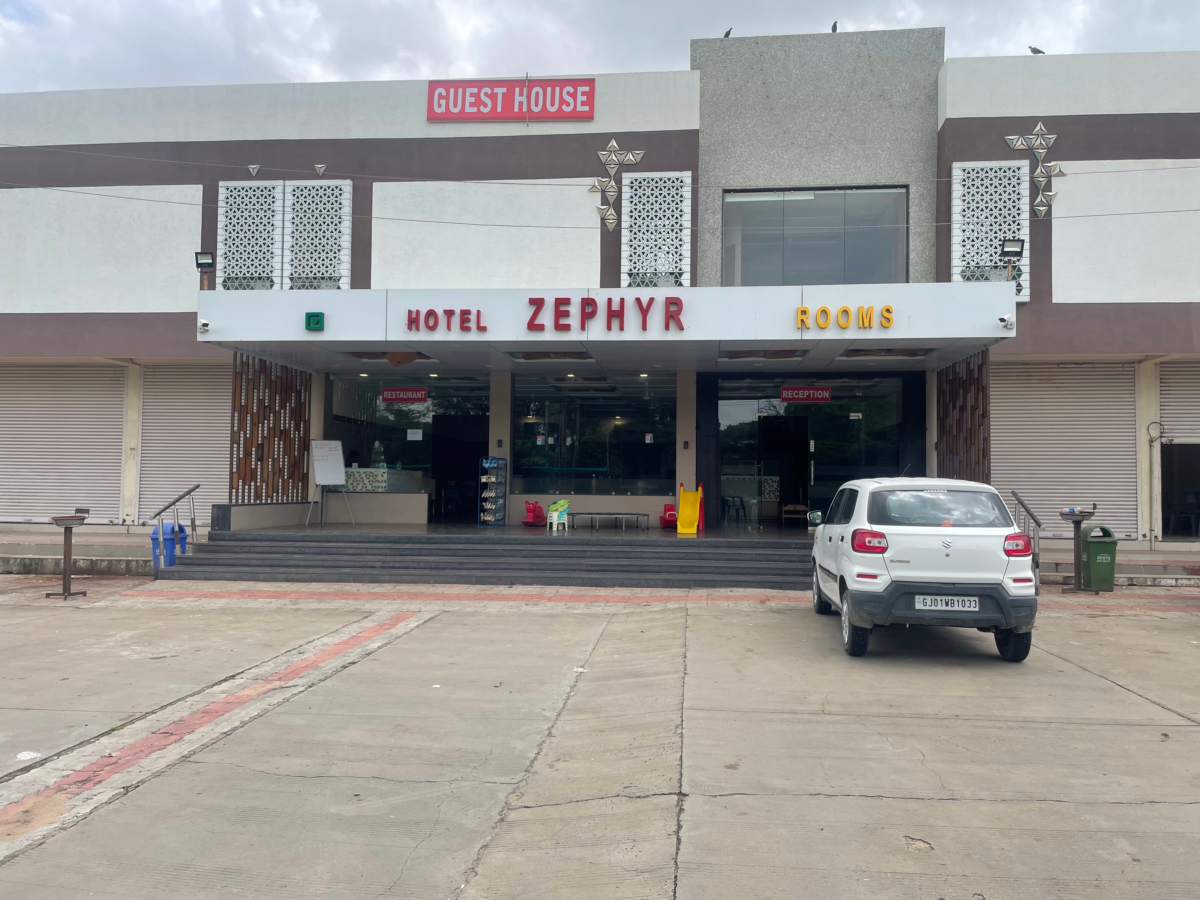 Hotel zephyr - Tap to explore photos