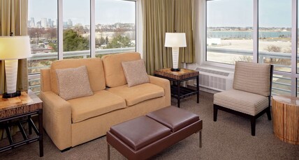 DoubleTree by Hilton Hotel Boston Bayside Room Type - 1 BEDROOM KING SUITE