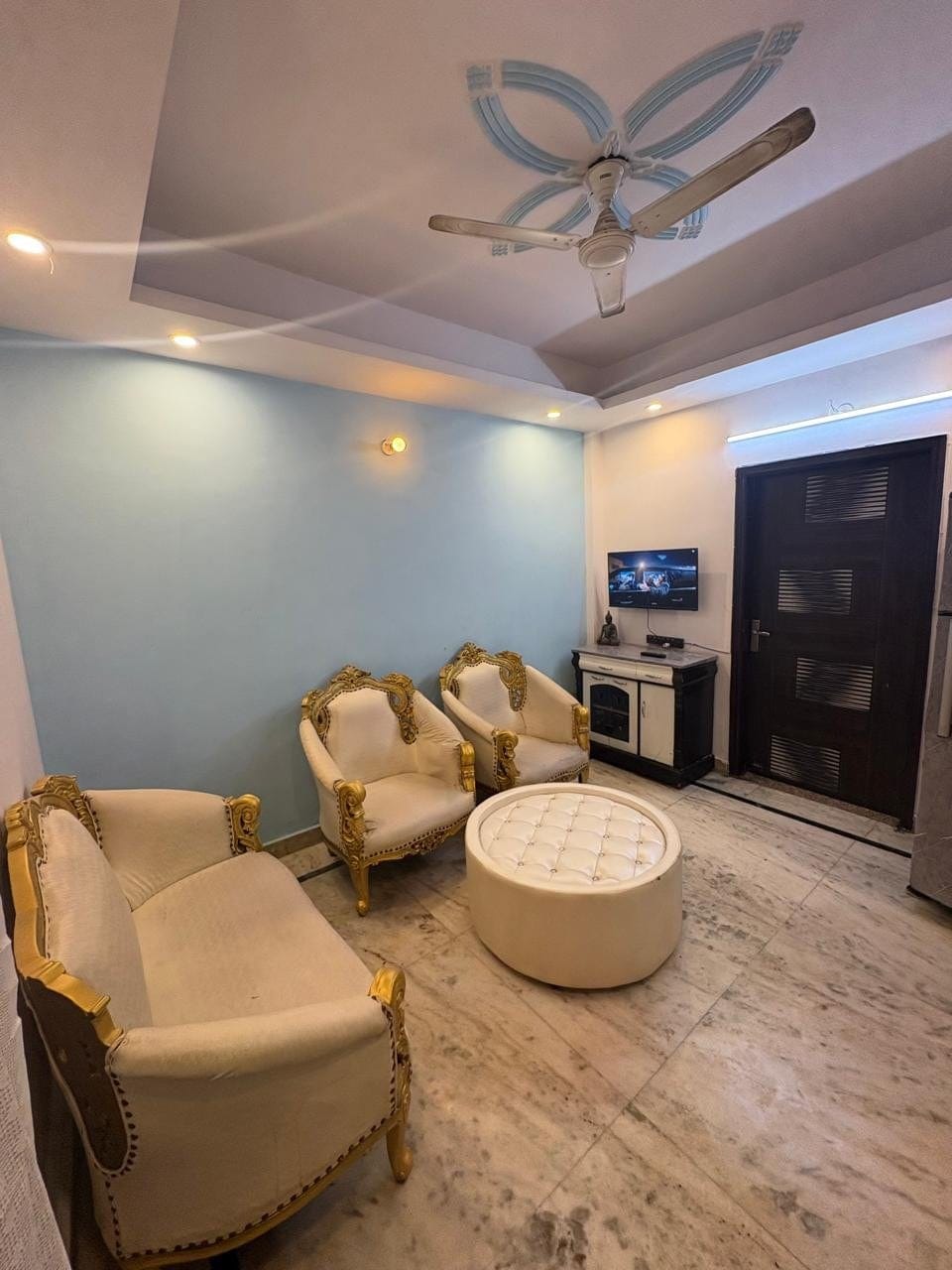 Modern 1BHK Free Gym for Guests - Tap to explore photos